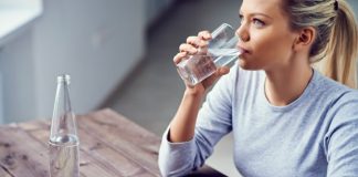 Mësoni arsyet, ja përse duhet të pini ujë që në mëngjes