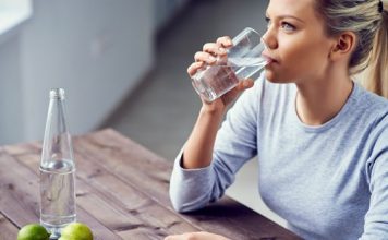 Mësoni arsyet, ja përse duhet të pini ujë që në mëngjes