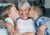 Dashuria e veçantë e gjysheve, si ndikon në shëndetin e nipave dhe mbesave