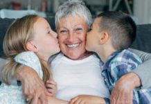 Dashuria e veçantë e gjysheve, si ndikon në shëndetin e nipave dhe mbesave