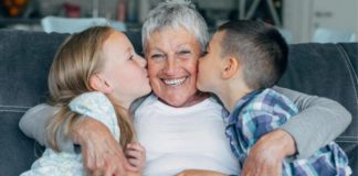 Dashuria e veçantë e gjysheve, si ndikon në shëndetin e nipave dhe mbesave
