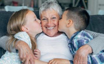 Dashuria e veçantë e gjysheve, si ndikon në shëndetin e nipave dhe mbesave
