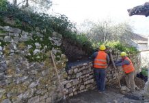 Rehabilitohet muri rrethues pranë kishës së “Shën Kollit” në Kalanë e Beratit