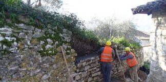 Rehabilitohet muri rrethues pranë kishës së “Shën Kollit” në Kalanë e Beratit
