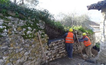 Rehabilitohet muri rrethues pranë kishës së “Shën Kollit” në Kalanë e Beratit