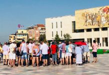 A e dini sa shtetas të huaj jetojnë dhe punojnë në Shqipëri? Kush dominon