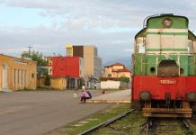 Hekurudhat “rikthehen në modë”, si bëhet transporti i mallrave në Shqipëri