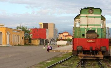 Hekurudhat “rikthehen në modë”, si bëhet transporti i mallrave në Shqipëri