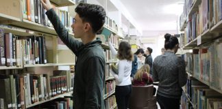 Lajm i mirë/ Shqiptarët i ‘afrohen’ librit, rritet ndjeshëm numri i lexuesve