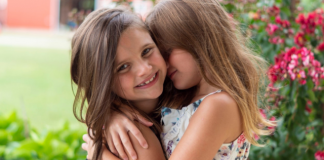 Studimi i ri: Të kesh një motër të bën më të lumtur dhe më optimist