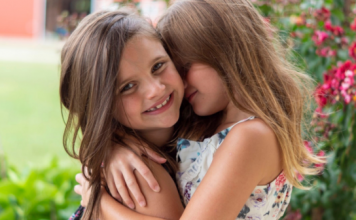 Studimi i ri: Të kesh një motër të bën më të lumtur dhe më optimist