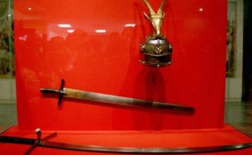 A e dini sa peshonin përkrenarja dhe shpatat e Skënderbeut?