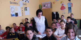 Rriten pagat për mësuesit, punonjësit socialë, oficerët e sigurisë në shkolla dhe për disa kategori të tjera