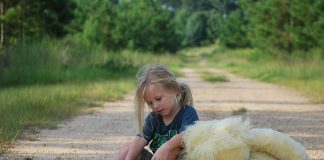 Si të jemi bashkë, duke qëndruar larg