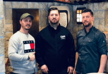 Vëllezërit shqiptarë në Austri shpërndajnë ushqime falas për punonjësit që po u shërbejnë qytetarëve