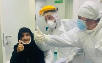 Nënë Haxhireja, 80 vjeç, nga Durrësi mposht koronavirusin dhe del nga spitali
