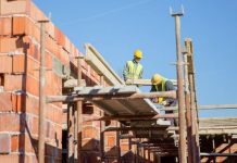 Detyrimi për kompanitë/ Paga 420 euro për punëtorët shqiptarë që do përfshihen në procesin e Rindërtimit