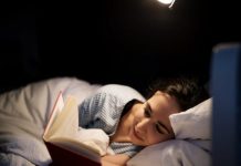Pesë arsye pse duhet të lexoni para gjumit
