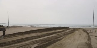 Lezha përgatitet për sezonin turistik, pastrohet plazhi i Shëngjinit