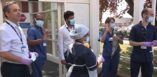 Fantastike! Shqiptarët dhurojnë pica dhe lule për mjekët në Britani (FOTO)