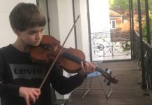 VIDEO/ Britani, 11-vjeçari shqiptar koncert në ballkon, mbledh £1000 për mjekët