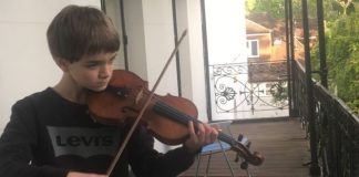 VIDEO/ Britani, 11-vjeçari shqiptar koncert në ballkon, mbledh £1000 për mjekët