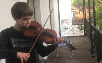 VIDEO/ Britani, 11-vjeçari shqiptar koncert në ballkon, mbledh £1000 për mjekët