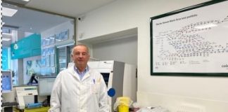 Mjeku shqiptar në Greqi dhuron teste për Institutin e Shëndetit Publik në Tiranë