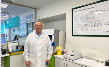 Mjeku shqiptar në Greqi dhuron teste për Institutin e Shëndetit Publik në Tiranë