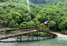 FOTOT/ Lumi i Shalës, uji i kristaltë që “zbret nga qielli” ju fton për pushime të paharruara