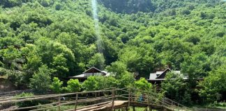 FOTOT/ Lumi i Shalës, uji i kristaltë që “zbret nga qielli” ju fton për pushime të paharruara