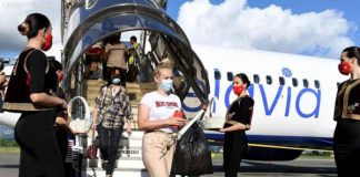 Vijnë turistët e parë në Shqipëri, priten me lule tek aeroporti Nënë Tereza (FOTO)