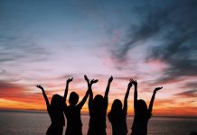 Shtatë arsye pse miqësitë që zgjasin më shumë se 10 vjet janë të veçanta