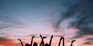 Shtatë arsye pse miqësitë që zgjasin më shumë se 10 vjet janë të veçanta