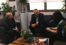 Gjesti që duhet përshëndetur/ Drejtori i Përgjithshëm i policisë pret në zyrë qytetaren dhe i kërkon falje publikisht