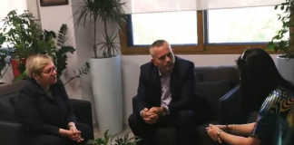 Gjesti që duhet përshëndetur/ Drejtori i Përgjithshëm i policisë pret në zyrë qytetaren dhe i kërkon falje publikisht