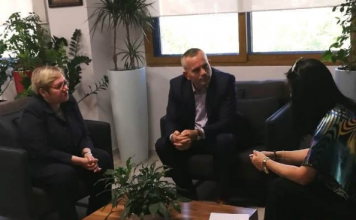 Gjesti që duhet përshëndetur/ Drejtori i Përgjithshëm i policisë pret në zyrë qytetaren dhe i kërkon falje publikisht