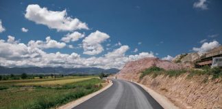 Asfaltohet Unaza Bujqësore Lumalas-Melçan-Porodinë në Korçë