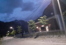 Perla e turizmit malor, vendosen ndriçues në rrugën kryesore të fshatit turistik Theth (FOTO)