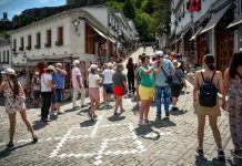Turistët rigjallërojnë kalldrëmet e Gjirokastrës, fluks gjatë fundjavës (FOTOT)