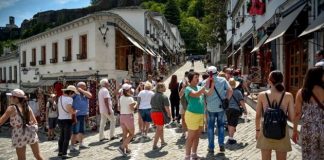 Turistët rigjallërojnë kalldrëmet e Gjirokastrës, fluks gjatë fundjavës (FOTOT)