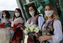 FOTOT/ Shpërthen turizmi, tre çartera me 600 turistë mbërrijnë në Shqipëri