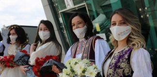 FOTOT/ Shpërthen turizmi, tre çartera me 600 turistë mbërrijnë në Shqipëri