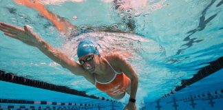 Njihuni me 4 përfitimet e rëndësishme që merr trupi gjatë të notuarit në det