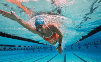 Njihuni me 4 përfitimet e rëndësishme që merr trupi gjatë të notuarit në det