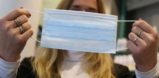 Ekspertët: Si duhet të vendosim dhe heqim maskën që të mos rrezikojmë infektimin