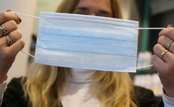 Ekspertët: Si duhet të vendosim dhe heqim maskën që të mos rrezikojmë infektimin