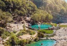 Atraksion natyror dhe kurativ, mijëra turistë në ujërat termale të Bënjës në Përmet