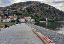 FOTO/ Rihapet për pushuesit plazhi i vjetër publik në Pogradec