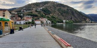 FOTO/ Rihapet për pushuesit plazhi i vjetër publik në Pogradec